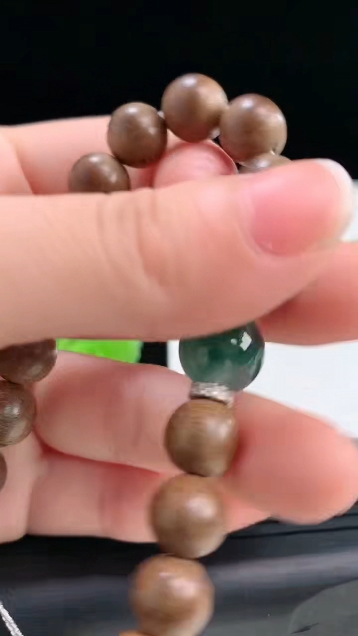 天然A货翡翠飘花檀香圆珠手串尺寸11重量:72.94g4月3日
工厂直销收藏佳品,种好水足，色泽均匀，有种有色，上手高大气！
