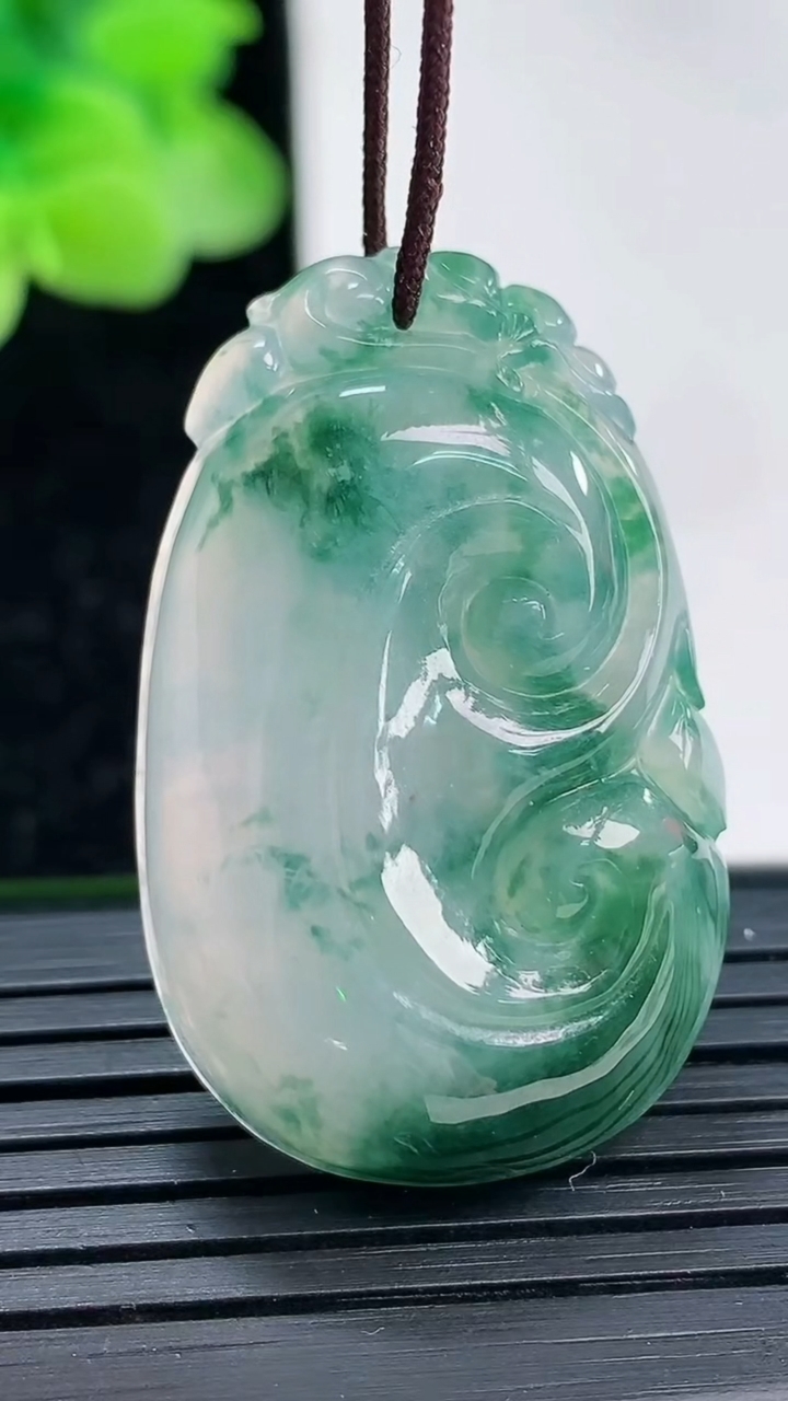 天然A货翡翠冰种飘花如意吊坠尺寸35.5-22-8重量:10.99g
4月3日