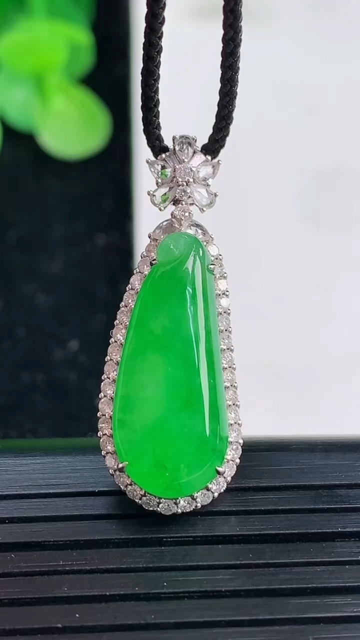 天然A货翡翠福瓜吊坠尺寸30.9-11.6-8.5裸石20.9-8.8重量:4.53g
4月3日