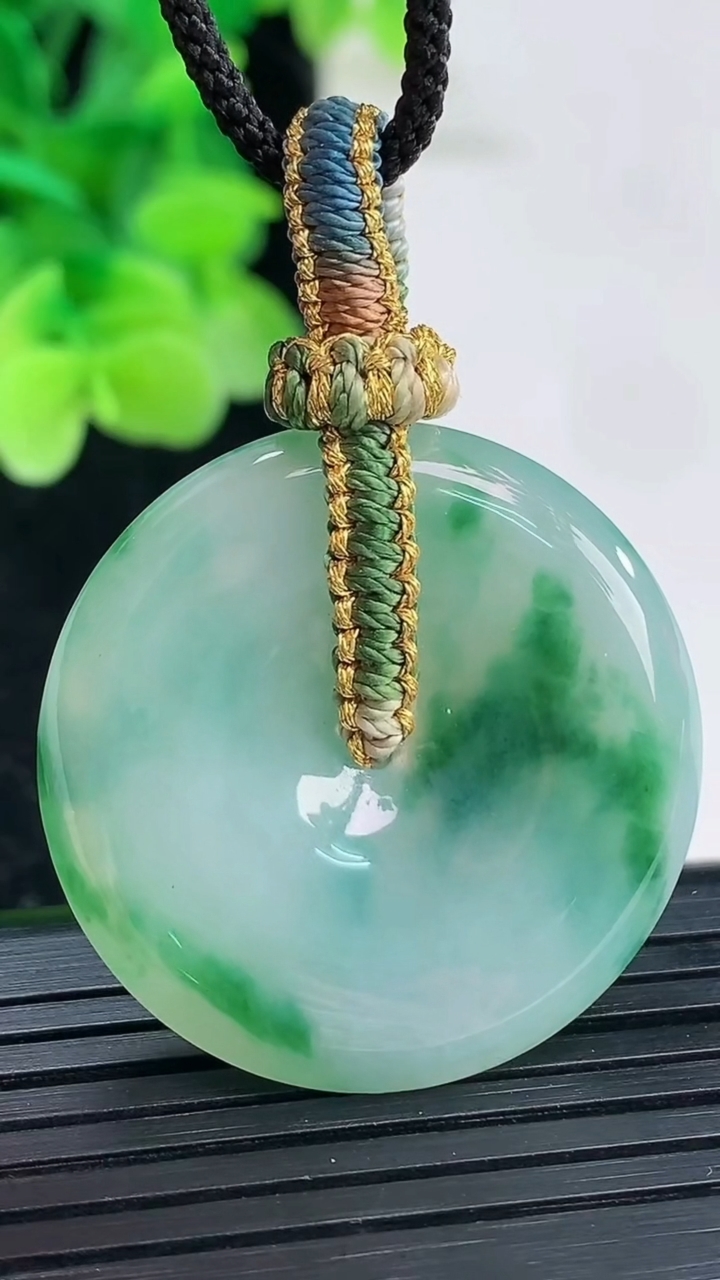 天然A货翡翠飘花平安扣吊坠尺寸31.8-5.4重量:72.40g
4月3日