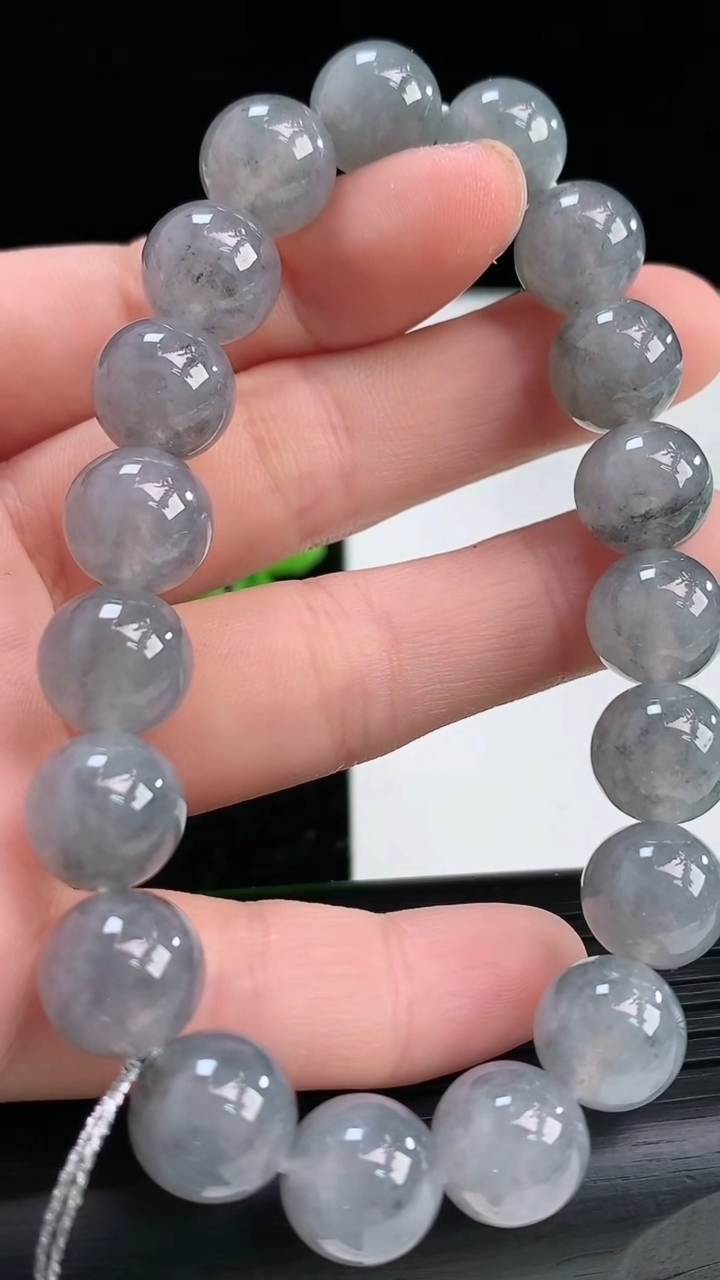 天然A货翡翠乌鸡种圆珠手串尺寸10.3-19颗重量:38.22g4月3日
工厂直销收藏佳品,种好水足，色泽均匀，有种有色，上手高大气！