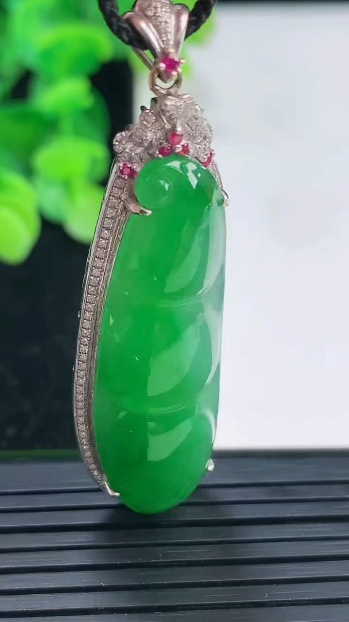 天然A货翡翠福豆吊坠尺寸54.9-15.8-8.3裸石40.8-13重量:8.96g
4月3日