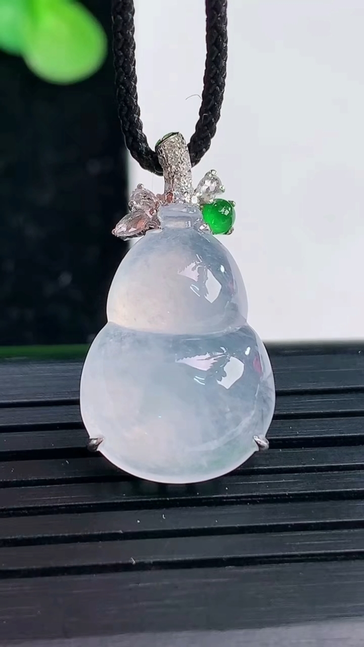 天然A货翡翠种白冰葫芦吊坠尺寸25.5-14.1-7.9重量:3.28g
4月3日