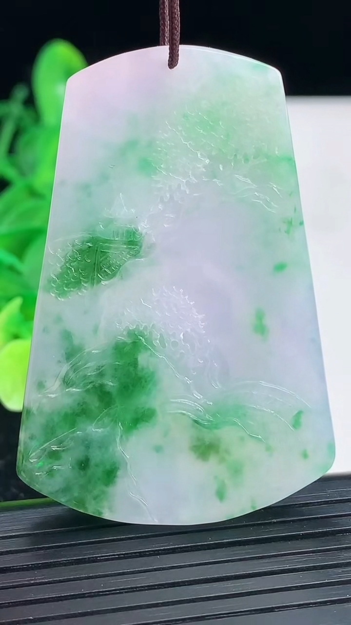 天然A货翡翠山水牌吊坠尺寸54.2-36.7-7重量:28.69g
4月3日