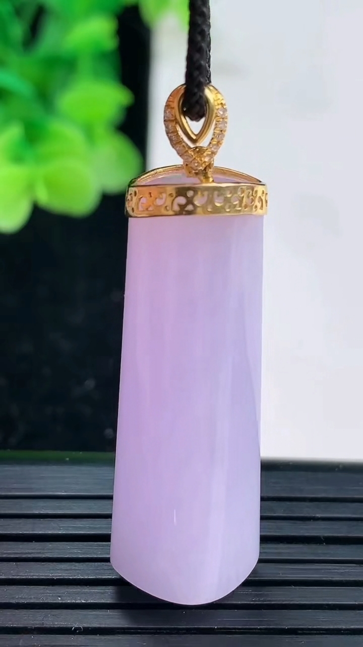 天然A货翡翠18K金紫罗兰平安柱吊坠尺寸37.4-13.5-11.3重量:13.05g
4月3日