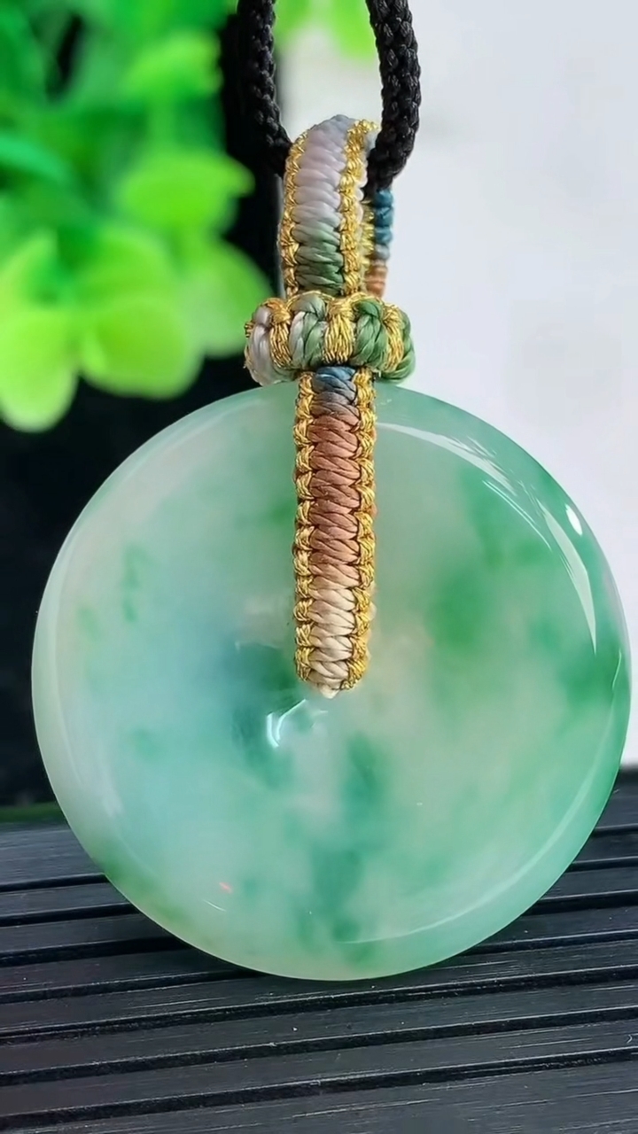 天然A货翡翠飘花平安扣吊坠尺寸31.8-5.4重量:72.40g
4月3日