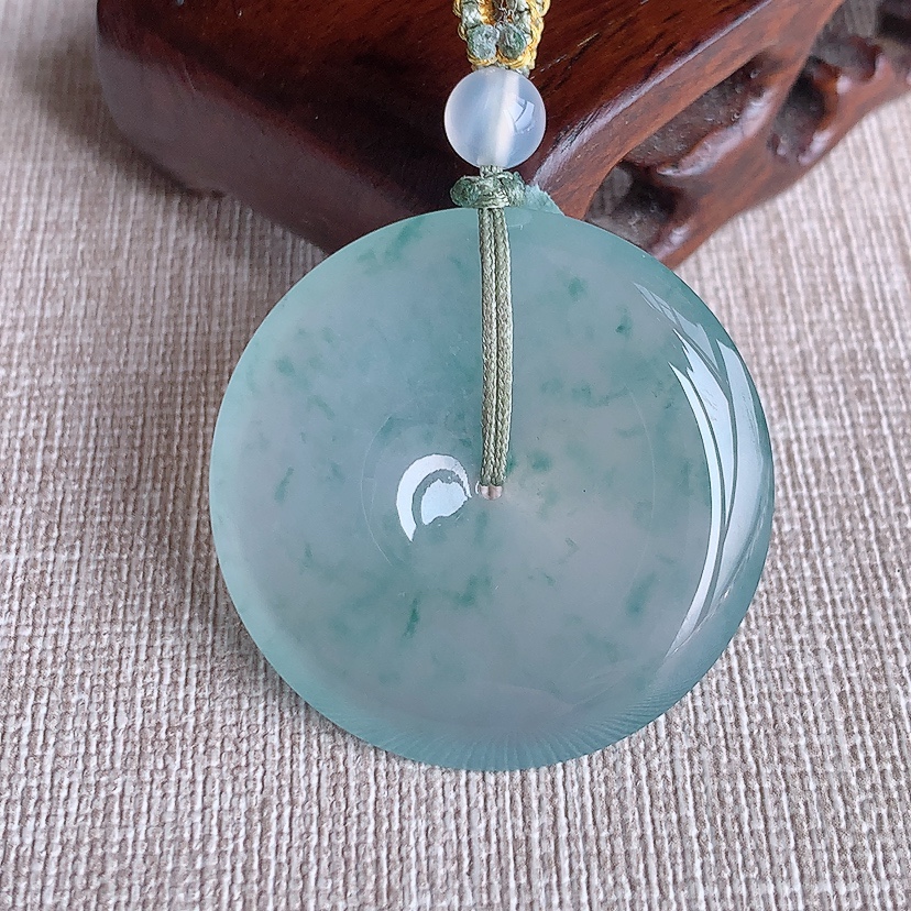 天然A货翡翠飘花平安扣吊坠 
尺寸35-6mm 重量15.15g 0331