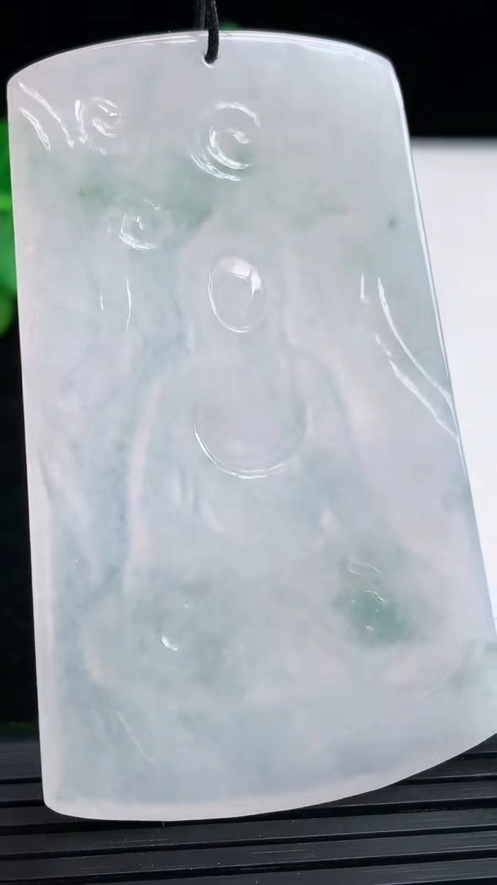 天然A货翡翠飘花阿弥陀佛吊坠尺寸65.6-40-4.7重量:33.07g
4月3日