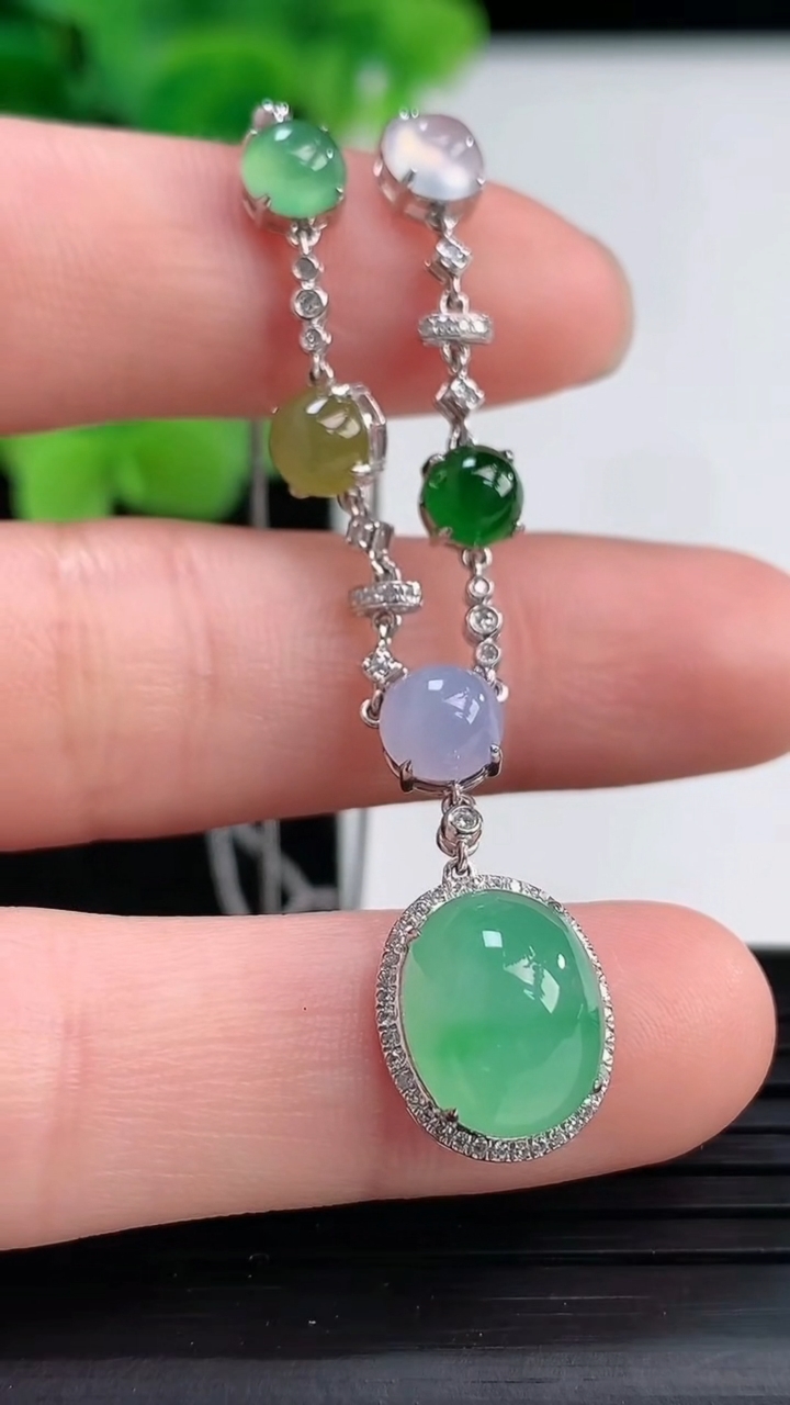 天然A货翡翠蛋面吊坠尺寸12.4-10.3-8.7裸石10.5-8.2重量:5.45g
4月3日