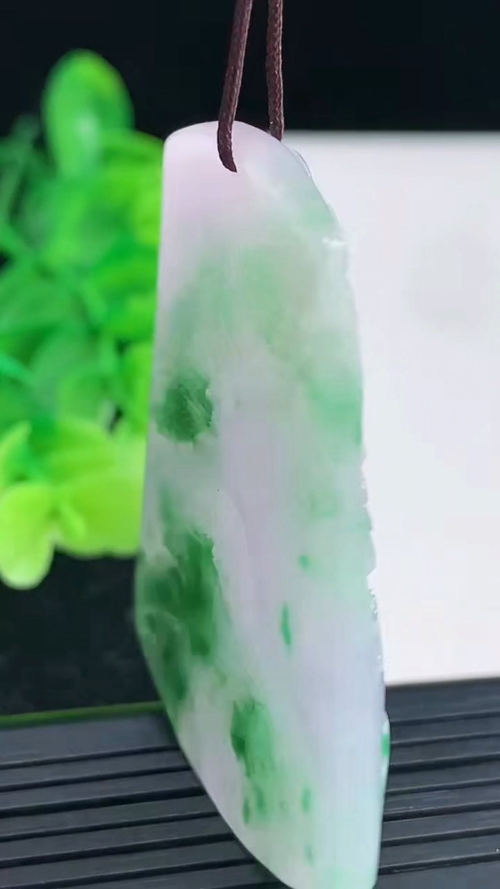 天然A货翡翠山水牌吊坠尺寸54.2-36.7-7重量:28.69g
4月3日