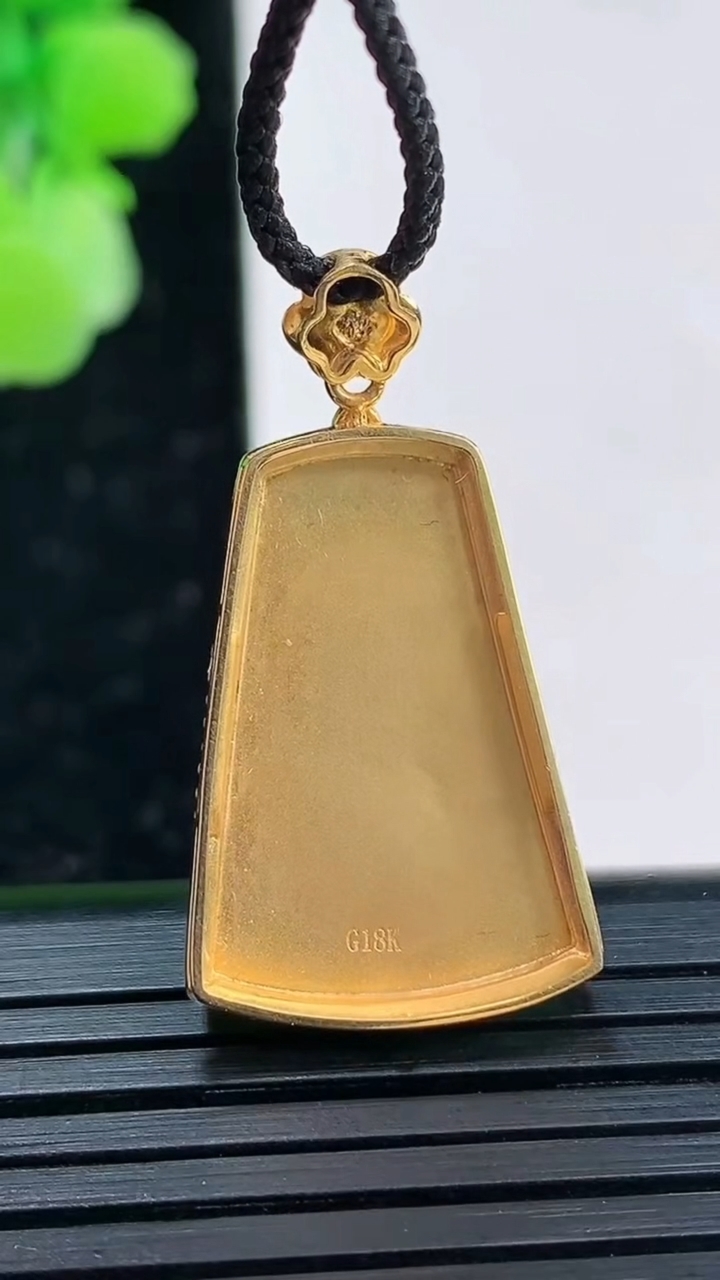 天然A货翡翠无事牌吊坠尺寸30-16.5-5.5裸石22-14.6重量:3.53g
4月3日