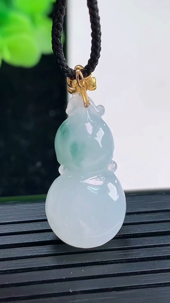 天然A货翡翠18K金飘花葫芦吊坠尺寸26.3-13.4-8.2重量:4.37g
4月3日