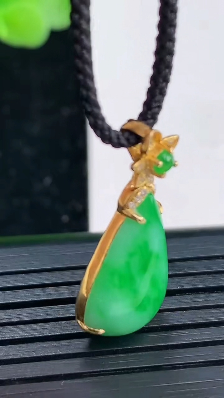 天然A货翡翠水滴吊坠尺寸26.9-18.1-12.3-6.6重量:2.97g
4月3日