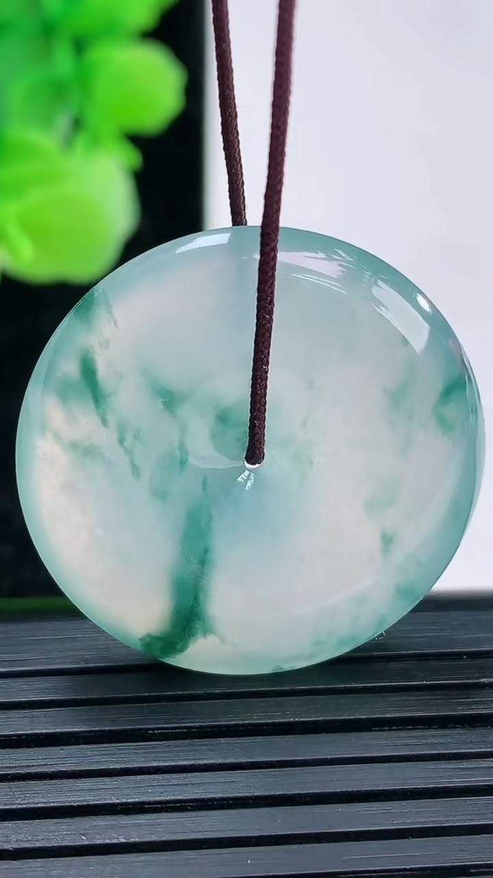 天然A货翡翠种飘花平安扣吊坠尺寸28.5-5.7重量:9.69g
4月3日