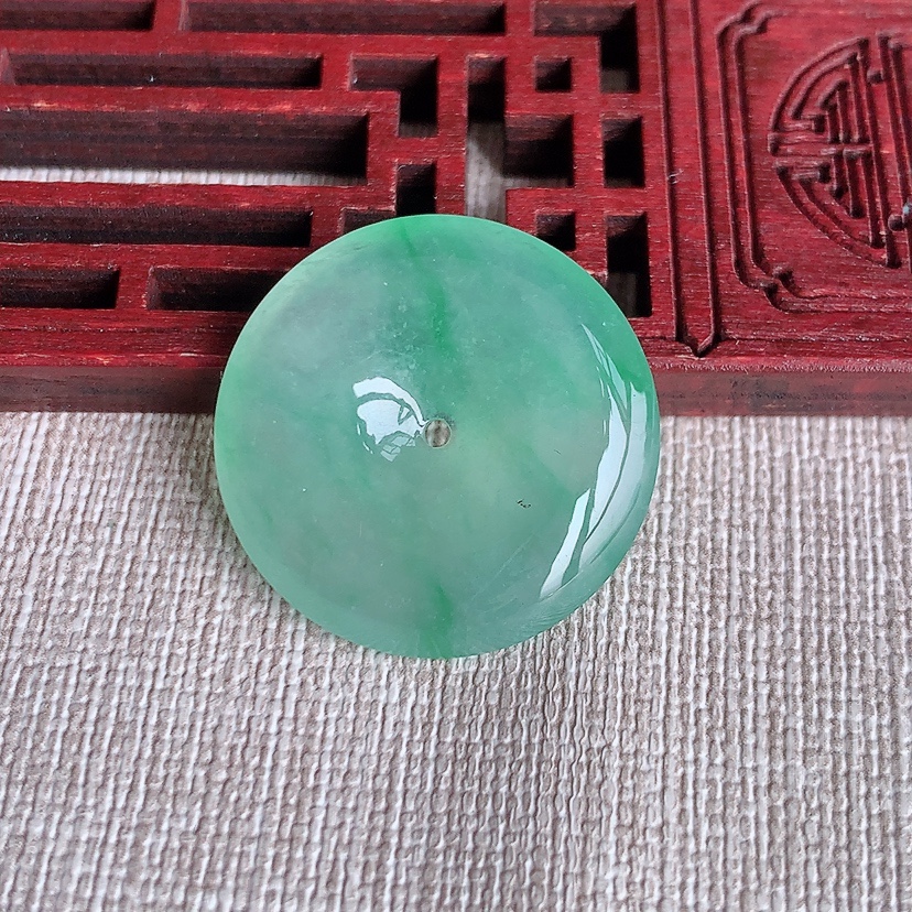 天然A货翡翠满绿飘绿平安扣吊坠  
尺寸25.8-5mm 重量6.85g 0331