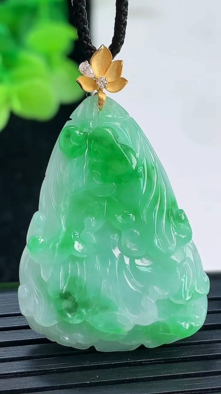 天然A货翡翠白菜吊坠尺寸34.1-25-7.7重量:11.30g
4月3日