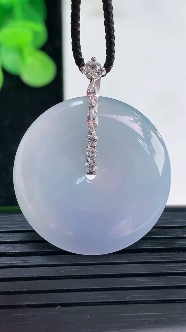 天然A货翡翠18K金紫罗兰平安扣吊坠尺寸26.9-5.6重量:8.86g
4月3日