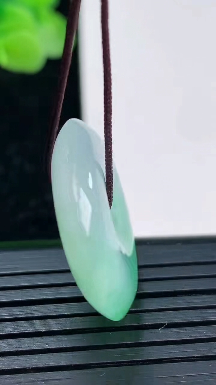 天然A货翡翠平安扣吊坠尺寸25.6-6重量:8.06g
4月3日