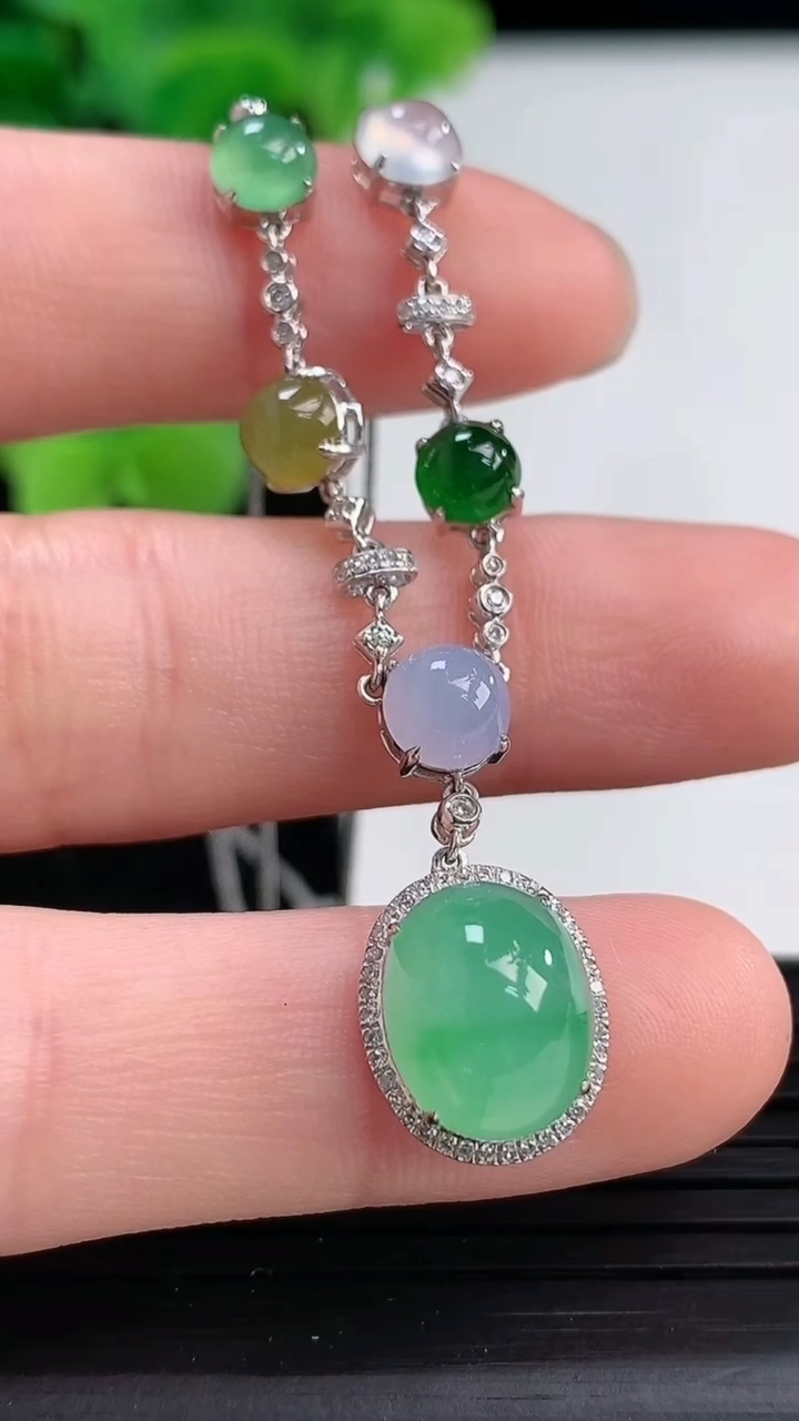 天然A货翡翠蛋面吊坠尺寸12.4-10.3-8.7裸石10.5-8.2重量:5.45g
4月3日