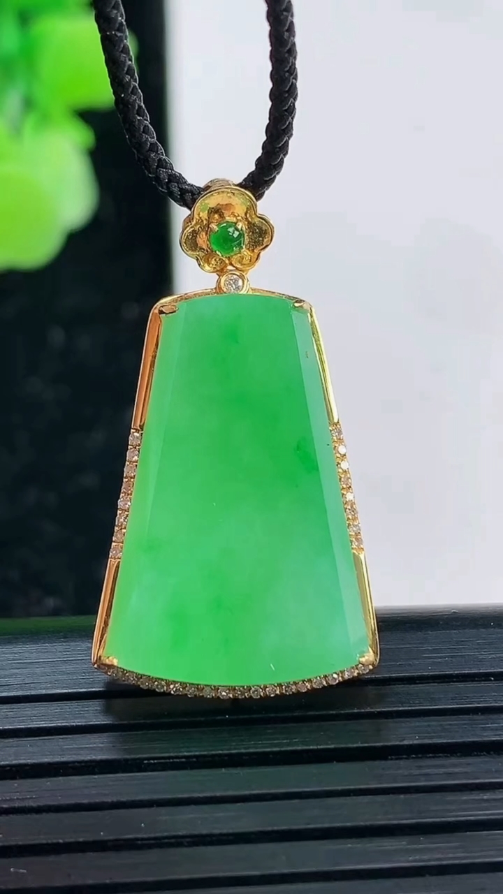 天然A货翡翠无事牌吊坠尺寸30-16.5-5.5裸石22-14.6重量:3.53g
4月3日