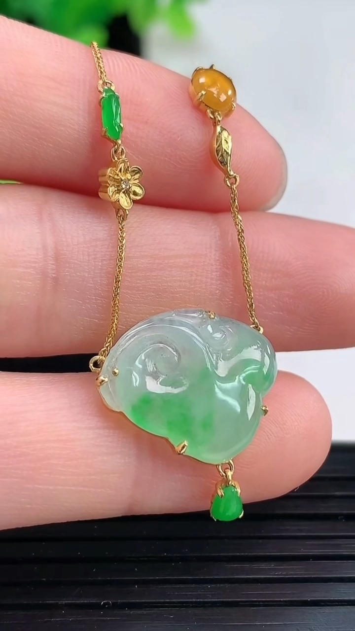 天然A货翡翠如意头吊坠尺寸14.2-16.7-3重量:2.76g
4月3日