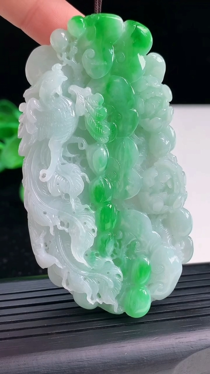 天然A货翡翠凤凰吊坠尺寸77.5-42.4-11.2重量:68.56g
4月3日