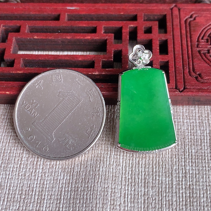 天然A货翡翠18K金伴钻镶嵌阳绿无事牌吊坠 
尺寸29-16-6.6裸石21-14mm 重量5.00g 0331