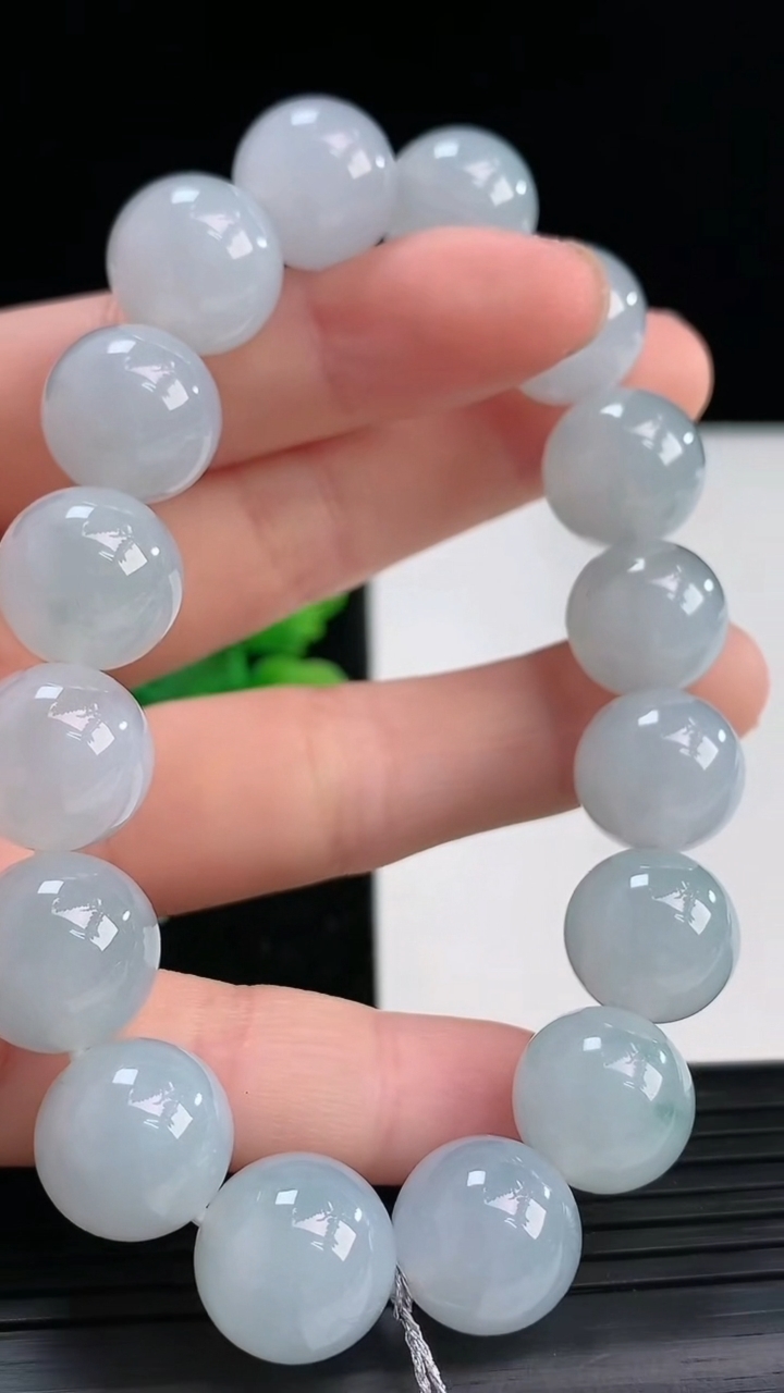 天然A货翡翠飘花圆珠手串尺寸12.8-16颗重量:56.36g4月3日
工厂直销收藏佳品,种好水足，色泽均匀，有种有色，上手高大气！