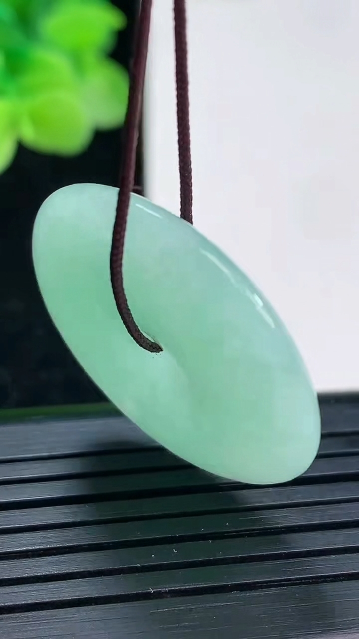 天然A货翡翠平安扣吊坠尺寸29.2-6重量:11.03g
4月3日