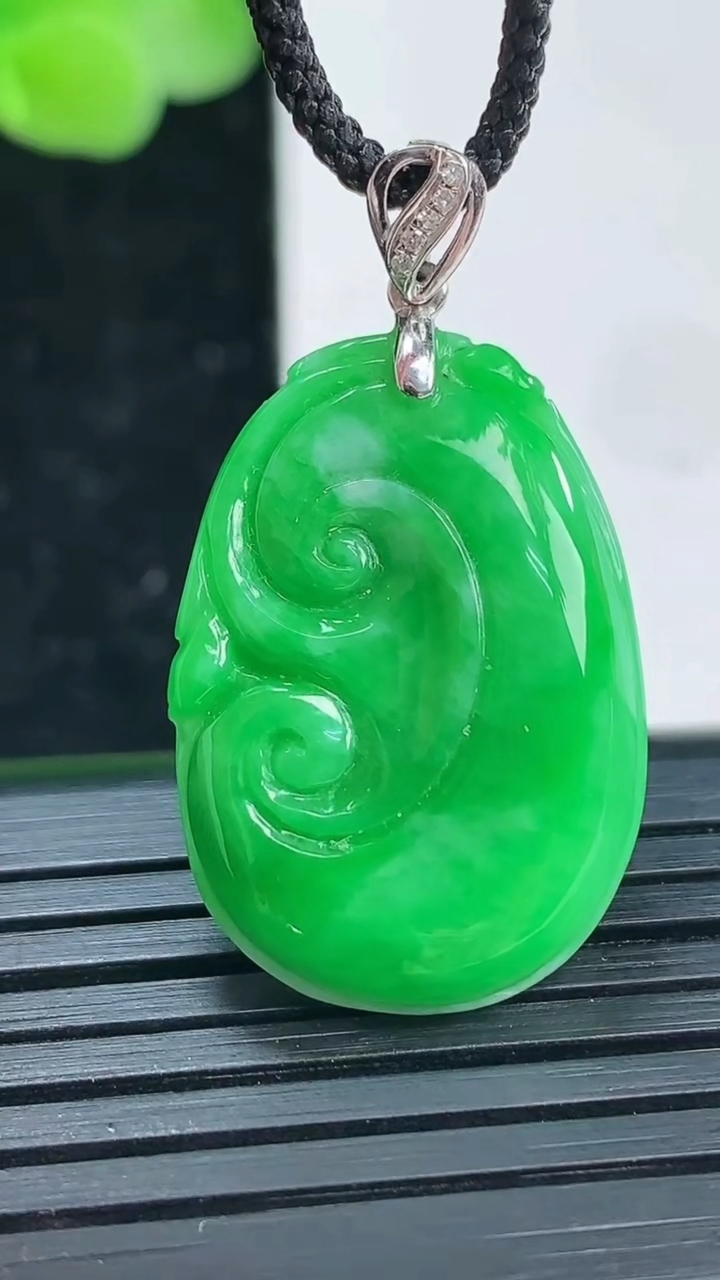 天然A货翡翠如意吊坠尺寸25.3-17.4-4.9重量:4.55g
4月3日