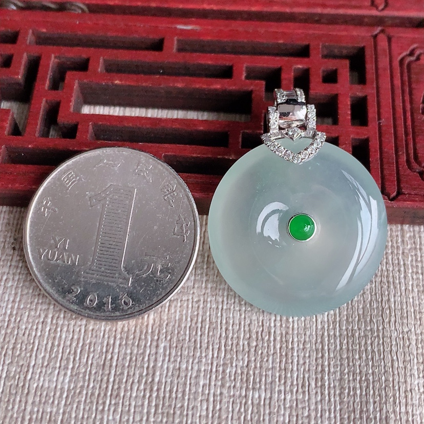 天然A货翡翠18K金伴钻镶嵌晴水平安扣吊坠 
尺寸35.8-25-5.8mm 重量9.63g 0331