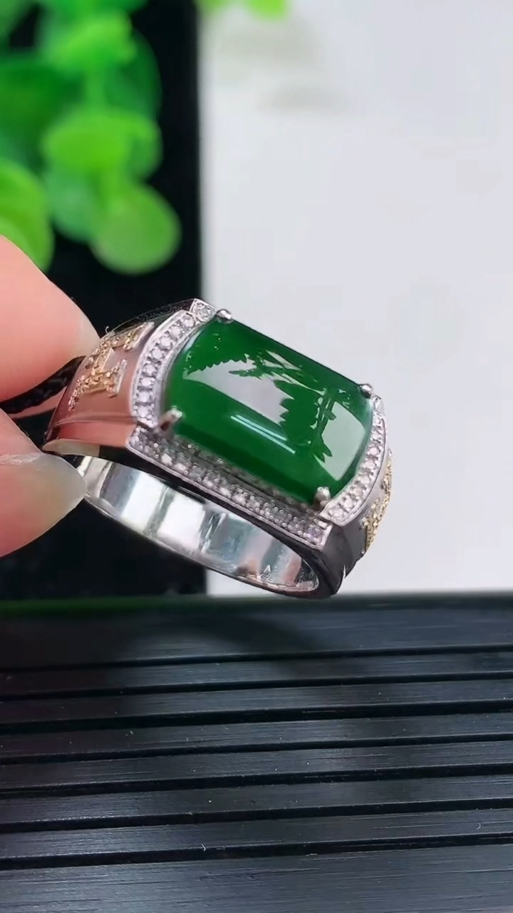 天然A货翡翠马鞍戒指尺寸19.4-12.7-7.9重量:4.39g2026年4月3日
工厂直销收藏佳品,种好水足，色泽均匀，有种有色，上手高大气！