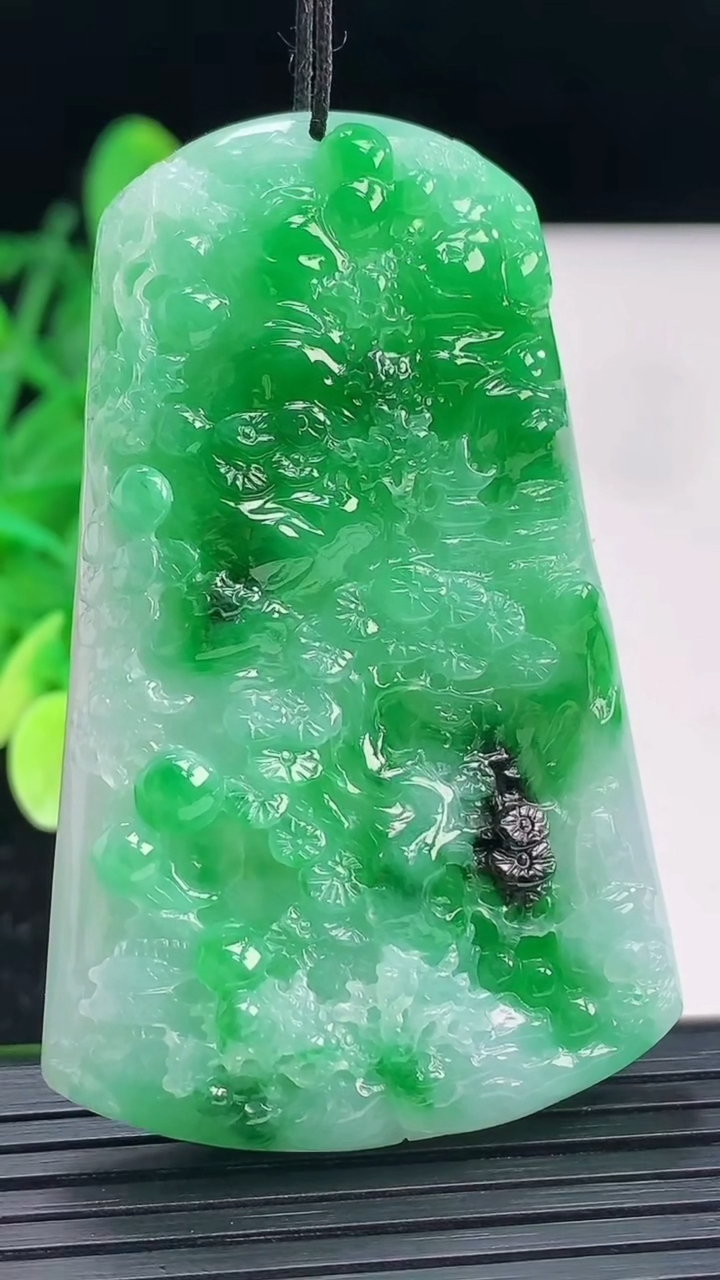 天然A货翡翠山水牌吊坠尺寸58.4-37.4-9.6重量:39.14g
4月3日