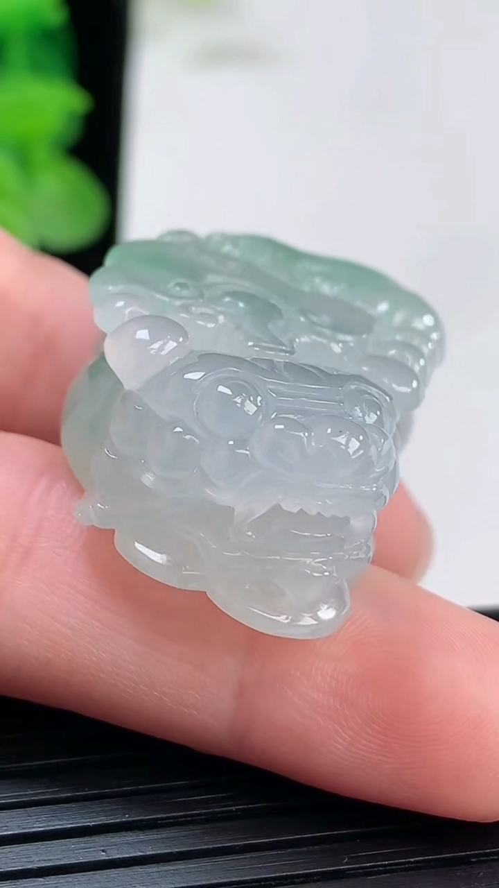 天然A货翡翠貔貅吊坠尺寸38.6-22.4-12.7重量:23.54g
4月3日