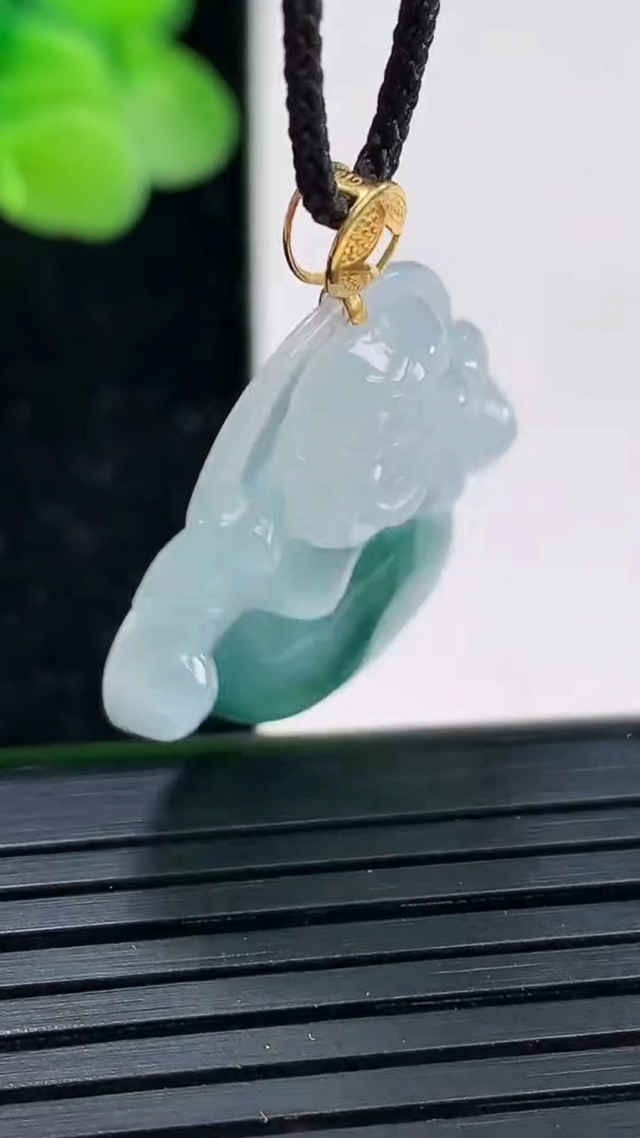 天然A货翡翠18K金飘花佛公吊坠尺寸23.6-26.1-5.8重量:5.43g
4月3日