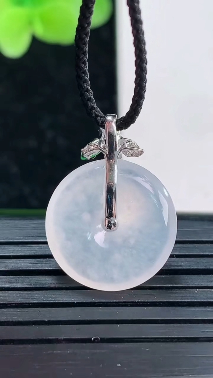 天然A货翡翠种白冰平安扣吊坠尺寸16.5-3.5重量:2.48g
4月3日