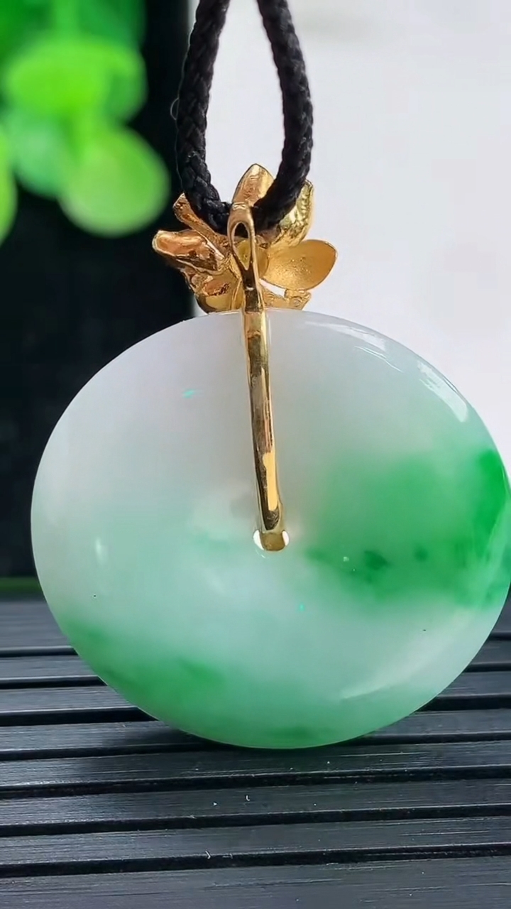 天然A货翡翠平安扣吊坠尺寸26.6-3.6重量:6.10g
4月3日