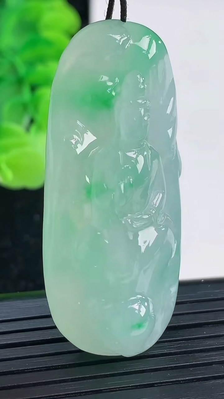 天然A货翡翠观音菩萨吊坠尺寸48.8-21.2-12.3重量:24.32g
4月3日