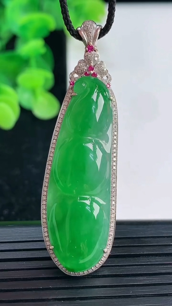 天然A货翡翠福豆吊坠尺寸54.9-15.8-8.3裸石40.8-13重量:8.96g
4月3日