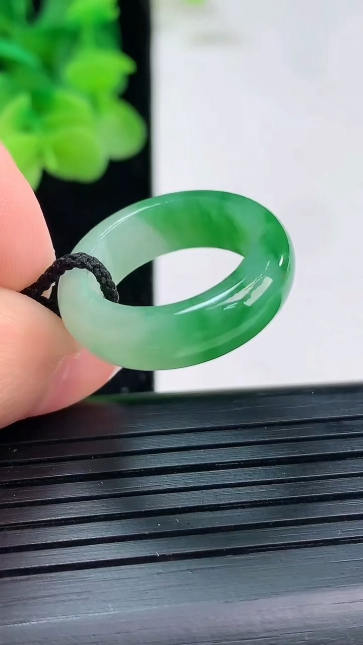 天然A货翡翠指环戒指尺寸16.5-6.3-3.6重量:4.18g2026年4月3日
工厂直销收藏佳品,种好水足，色泽均匀，有种有色，上手高大气！