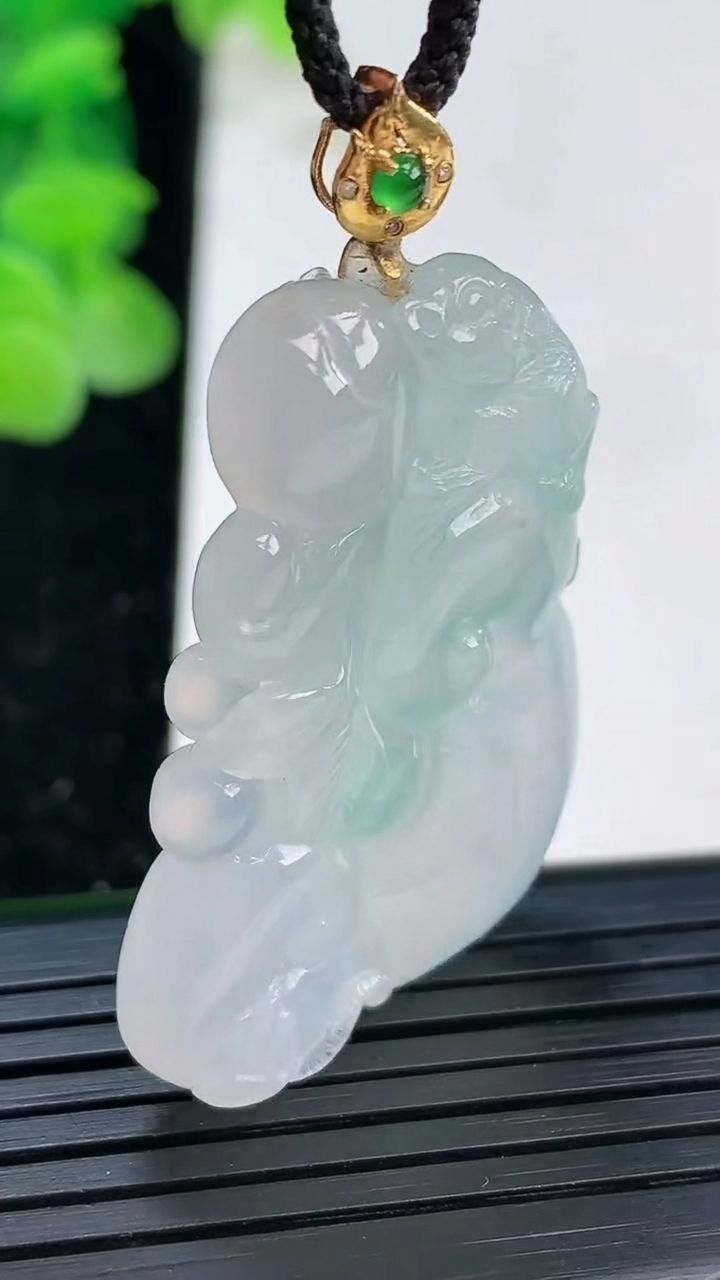 天然A货翡翠种飘花如意尺寸49.1-28-6.9重量:27.92g
4月3日