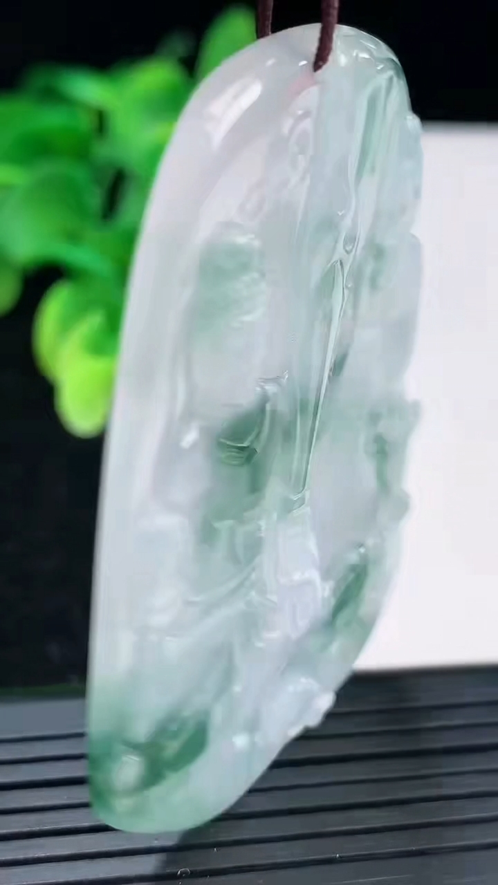 天然A货翡翠飘花不动明王吊坠尺寸62.2-40.4-4.4重量:24.93g
4月3日