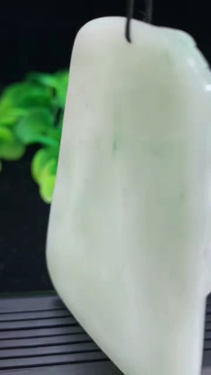 天然A货翡翠文殊菩萨吊坠尺寸72.5-50.4-5.4重量:43.02g
4月3日