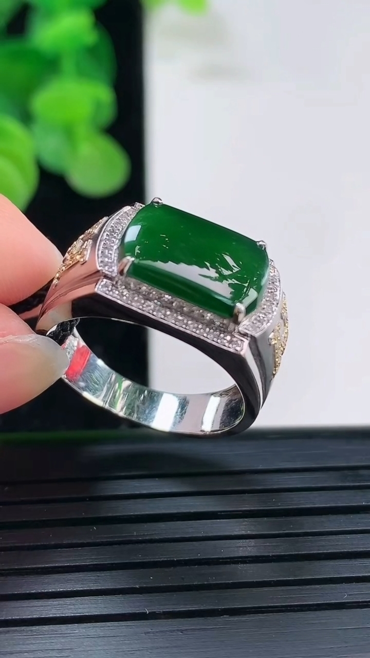 天然A货翡翠马鞍戒指尺寸19.4-12.7-7.9重量:4.39g2026年4月3日
工厂直销收藏佳