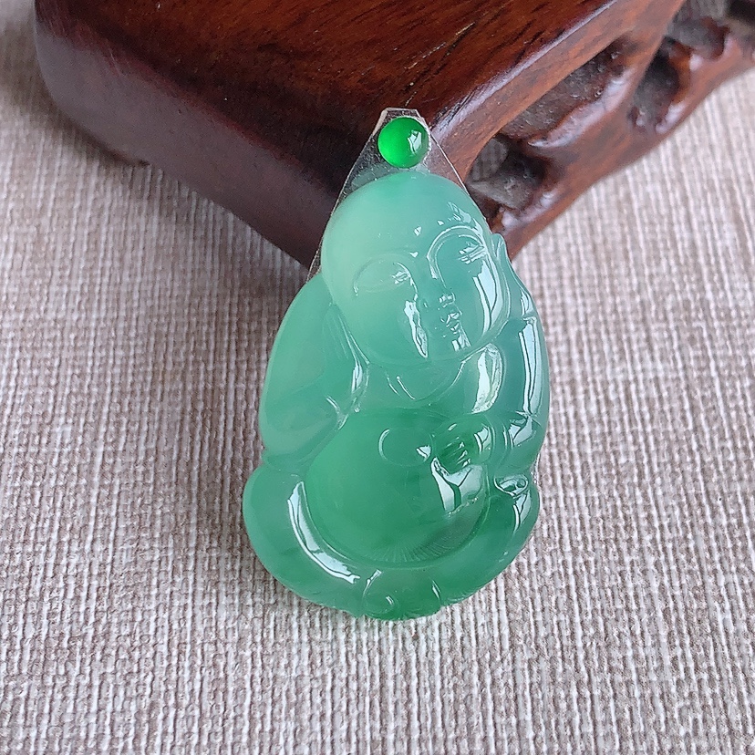 天然A货翡翠满绿逍遥佛镶嵌件 
尺寸31.7-20.7-6.6mm 重量8.48g 0331