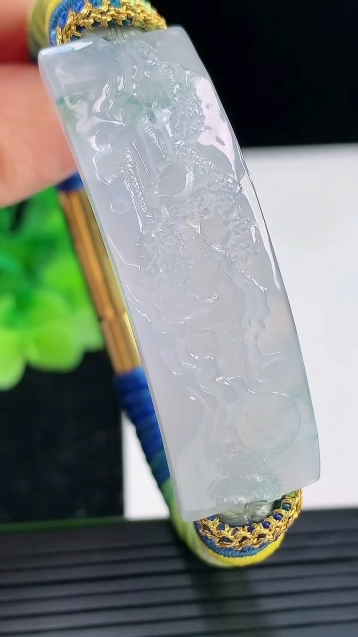 天然A货翡翠手牌尺寸47.2-16.4-3.8重量:20.63g
4月3日