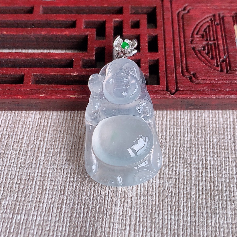 天然A货翡翠18K金扣头白冰白月光站佛吊坠 
尺寸35.8-29.8-17-6.2mm 重量5.82g 0331