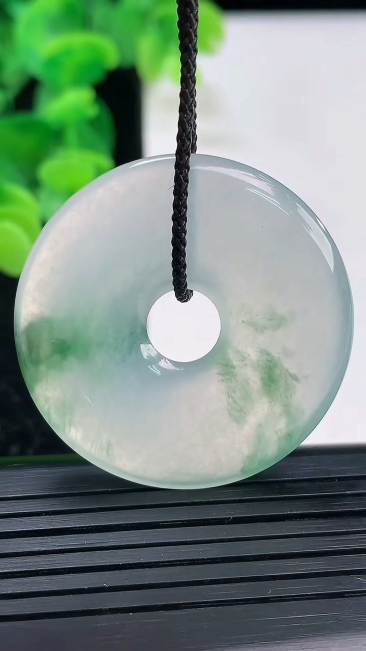 天然A货翡翠种飘花平安环吊坠尺寸37.1-4.9重量:13.38g
4月3日