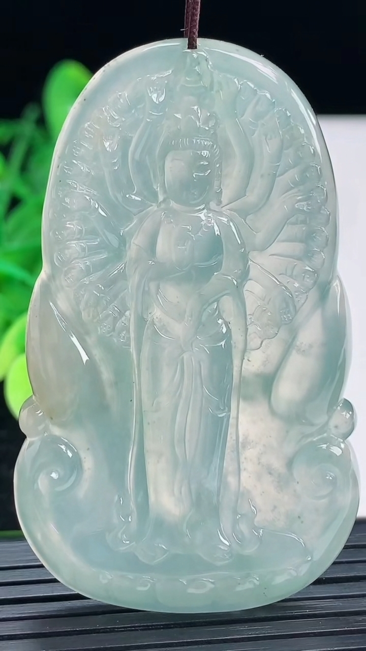 天然A货翡翠种飘花千手观音吊坠尺寸60.9-37.4-4.5重量:26.30g
4月3日