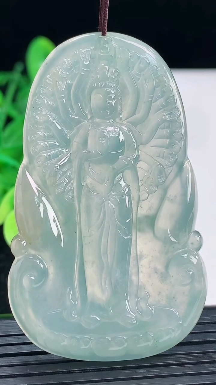 天然A货翡翠种飘花千手观音吊坠尺寸60.9-37.4-4.5重量:26.30g
4月3日